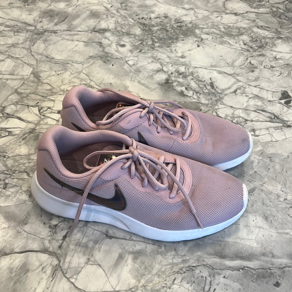 NIKE Woman’s Sneakers Size 9